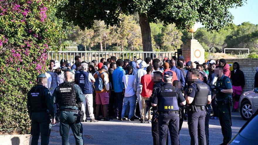 Concentración de malienses en el acceso al antiguo seminario de Maristas de Guardamar donde impedían el paso de trabajadores para reclamar la aceleración de su regularización