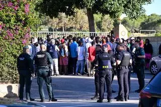 Concentración de malienses en el acceso al antiguo seminario de Maristas de Guardamar donde impedían el paso de trabajadores para reclamar la aceleración de su regularización
