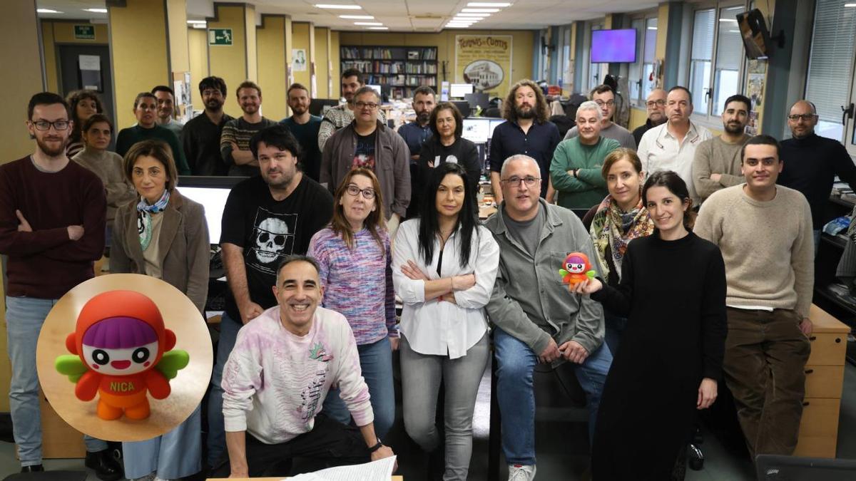 La redacción de Faro de Vigo con la muñeca Nica.