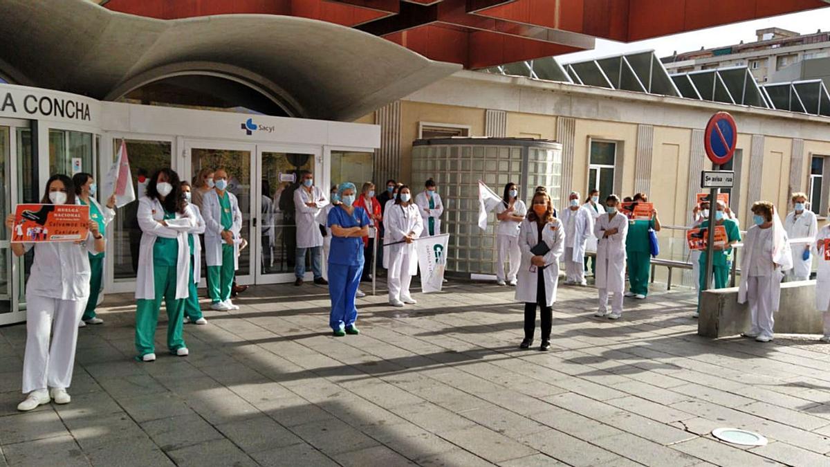 Concentración de médicos convocada por CESM a las puertas del Complejo Asistencial de Zamora, poco antes del mediodía de ayer. | Cedida