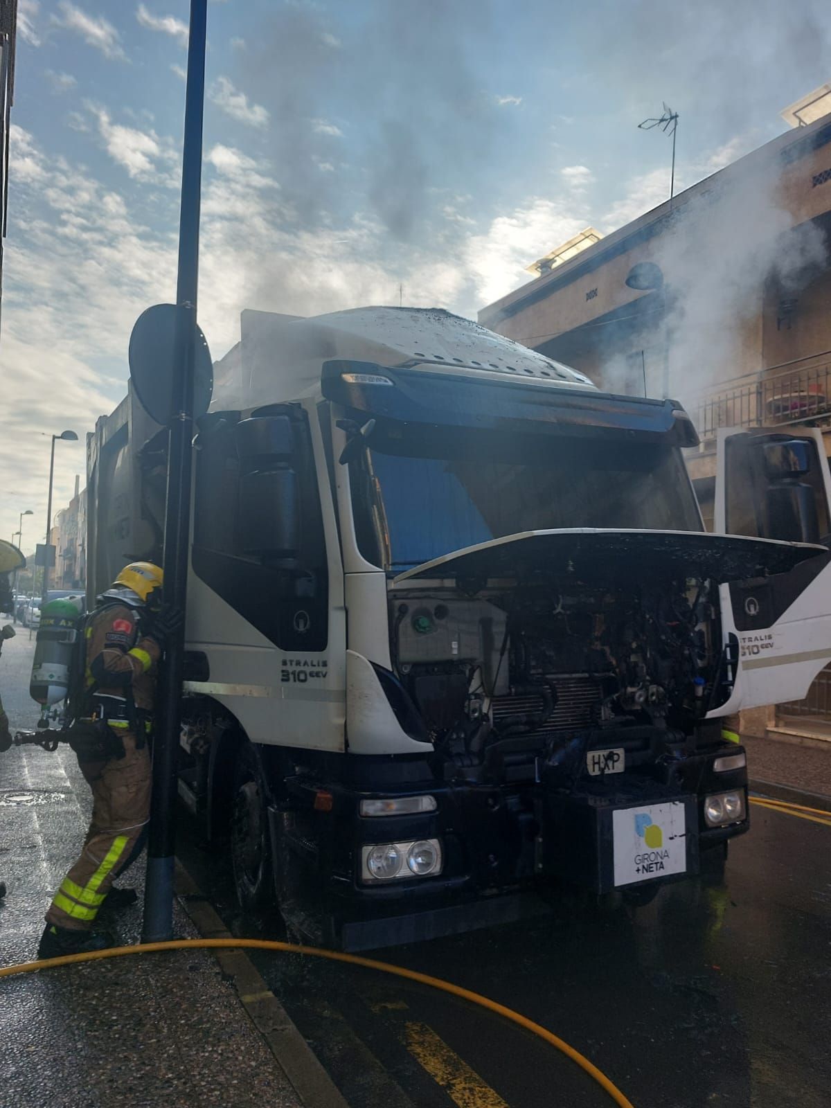 Crema un camió de recollida d'escombraries a Girona