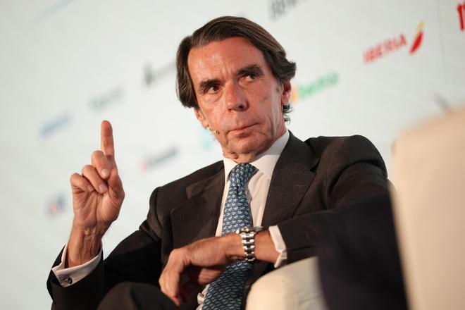 Aznar llama al PP al "centro" pero sin "propuestas ambiguas" para contentar a izquierda y derecha