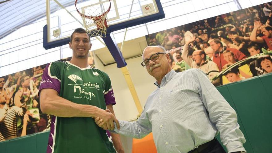 Rubén Guerrero, el nuevo fichaje del Unicaja, con el presidente del club, Eduardo García, el lunes en Los Guindos, estrechándose las manos.