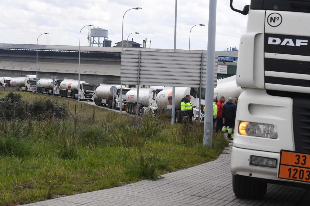 Varias veces al mes los transportistas ocupan las aceras mientras esperan para entrar a CLH.