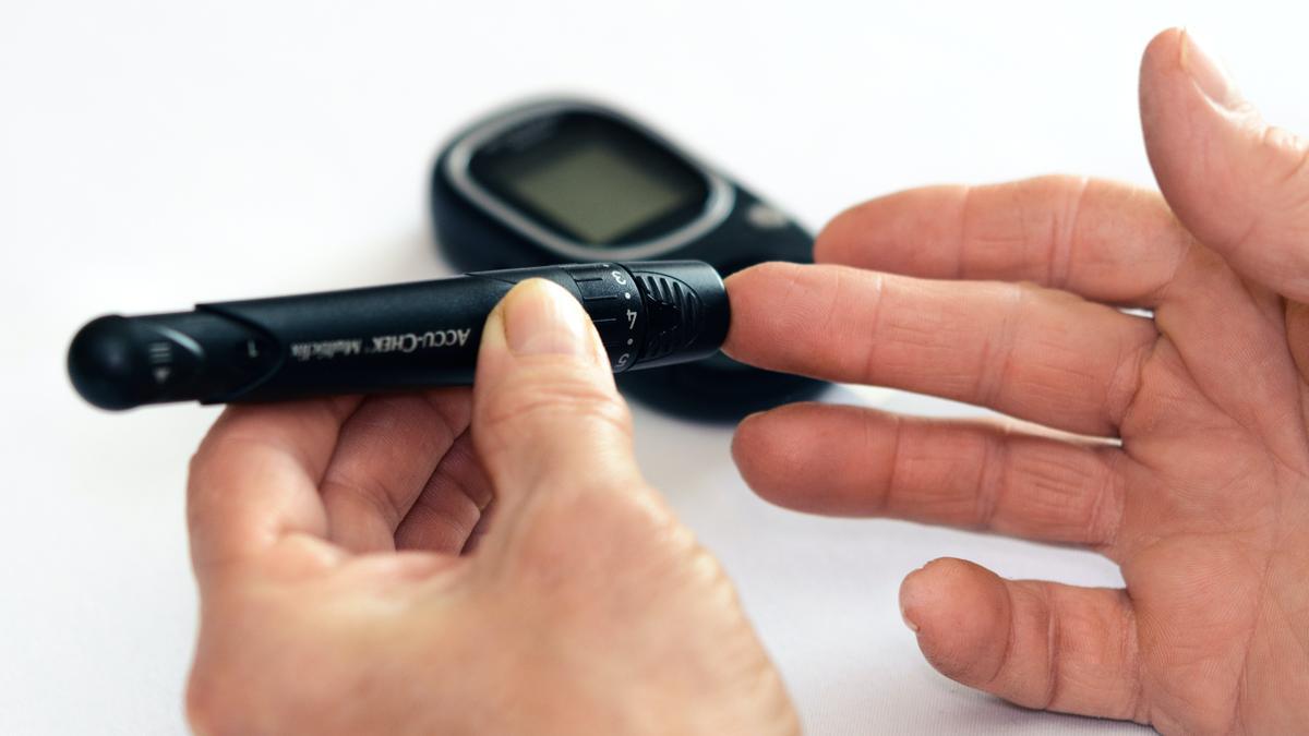 Los diabéticos se analizan la glucosa a diaria, pero un análisis de sangre puede ayudar a evitar la enfermedad