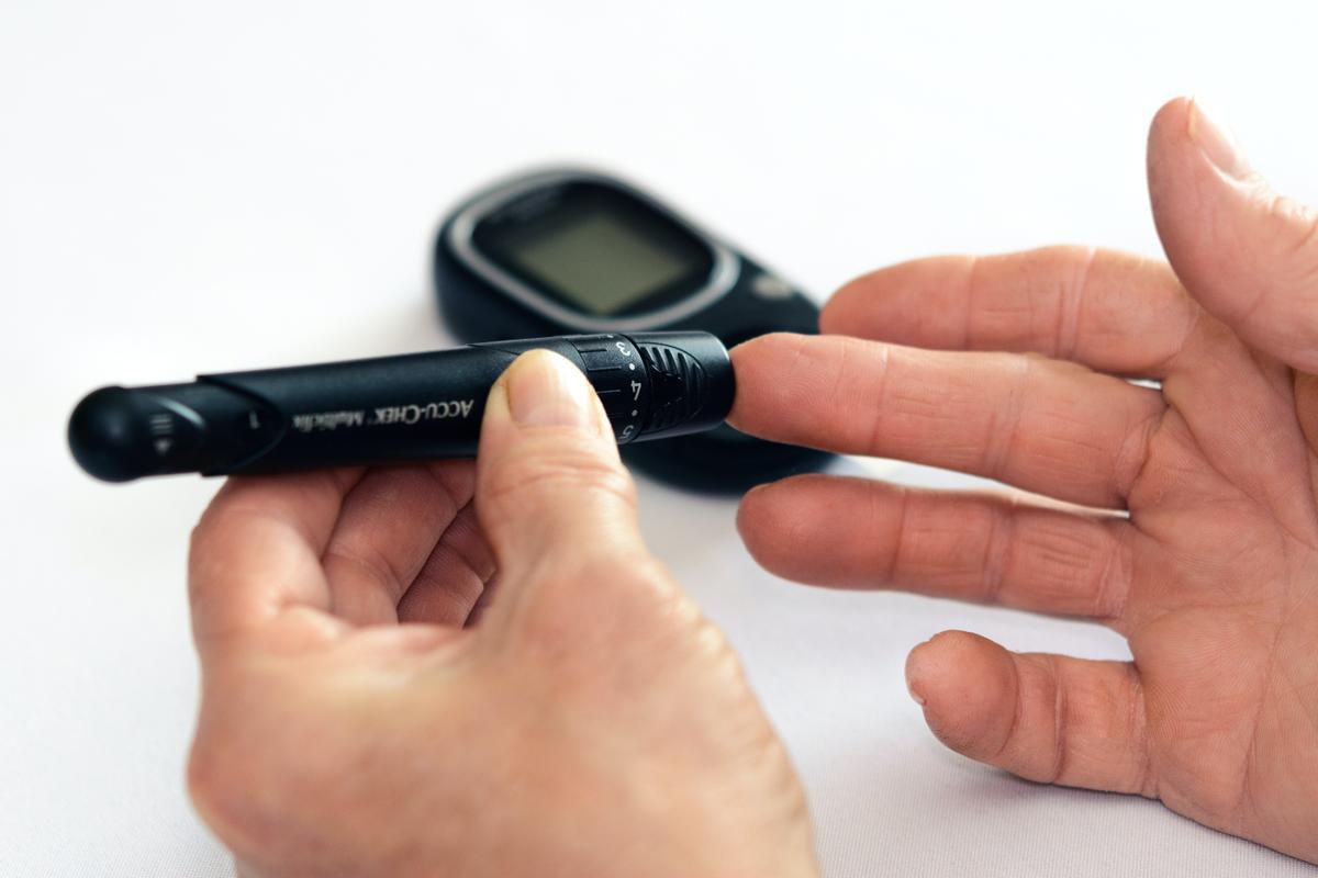 Los diabéticos se analizan la glucosa a diaria, pero un análisis de sangre puede ayudar a evitar la enfermedad