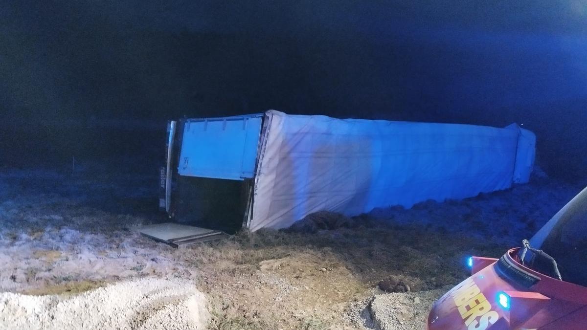 Imagen del camión siniestrado en la N-232 este jueves.