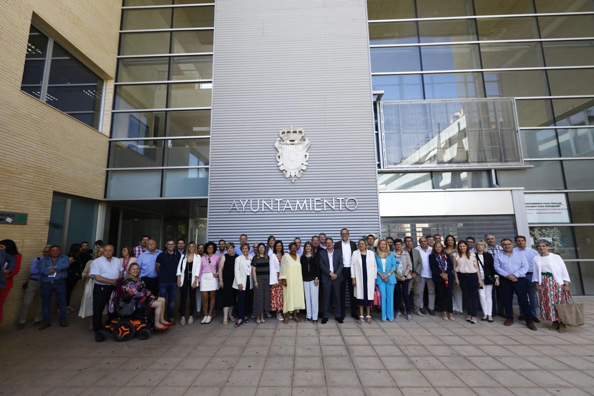 Representantes de Ciudadanos y Tú Aragón, a la entrada del Auditorio de Cuarte.