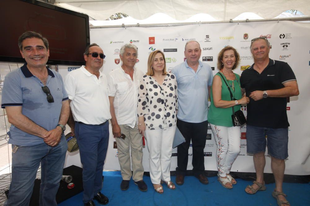 La subdelegada del Gobierno, Araceli Poblador, posa en el centro de la imagen junto a su pareja y compañeros del PSOE: Pepe Navarrete, Luis Avilés, Julio Ríos, Manuel Martínez -concejal en el Ayuntamiento de Alicante-, Charo y Pepe.