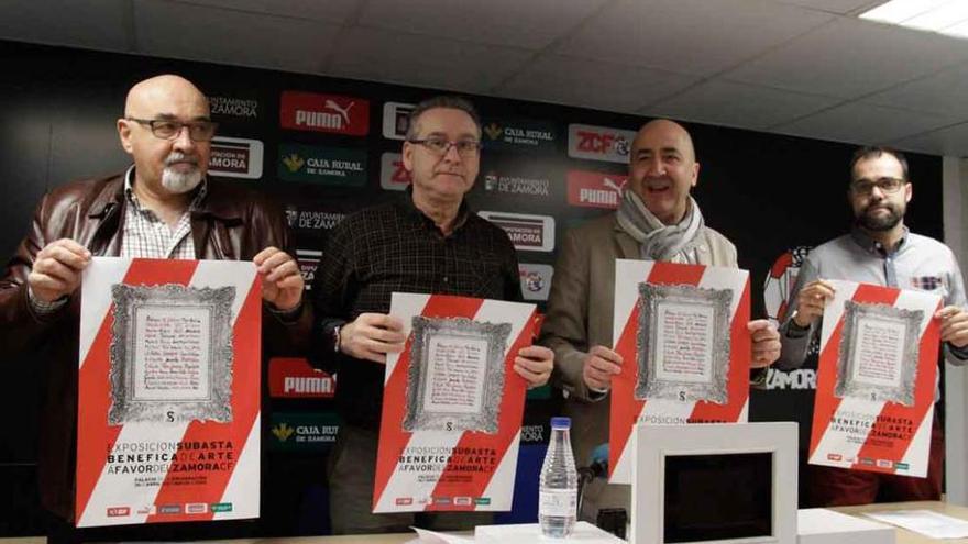 La directiva del Zamora CF muestra los carteles de la subasta, ayer.