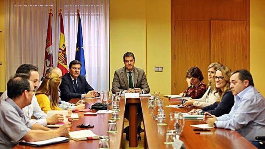 Reunión entre Junta y sindicatos para abordar la aplicación de la jornada ordinaria de 35 horas.