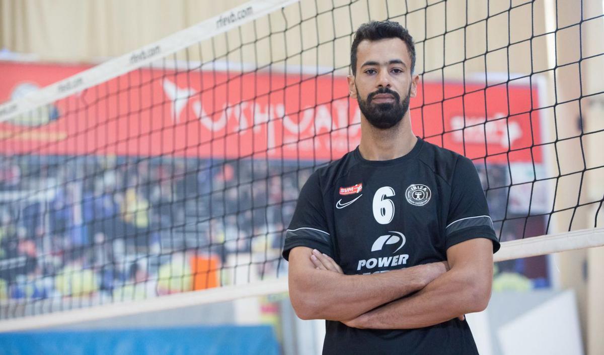 El opuesto Taoufiq Elasri, internacional por Marruecos, posa para Diario de Ibiza en es Viver. | VICENT MARÍ