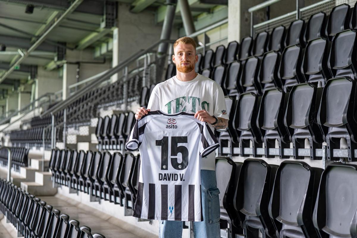 El canterano zaragocista posa en el Erve Asito Stadion.