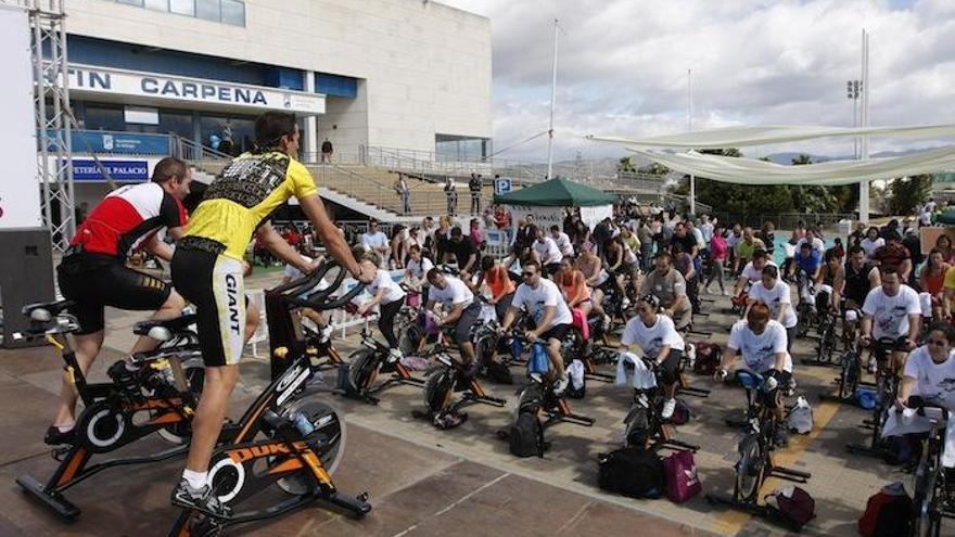 Imagen de una clase de spinning durante la pasada Fiesta del Deporte celebrada en los alrededores del Palacio José María Martín Carpena.