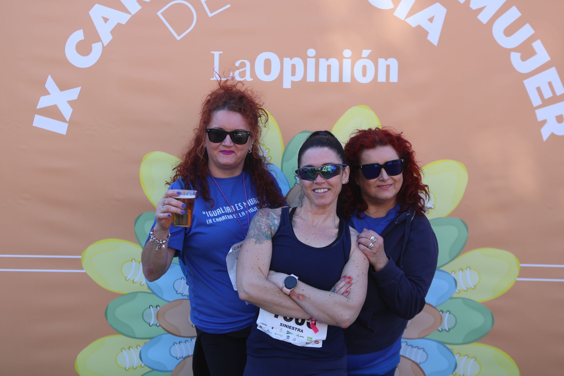 Las participantes posan en el photocall tras finalizar la Carrera de la mujer de Murcia