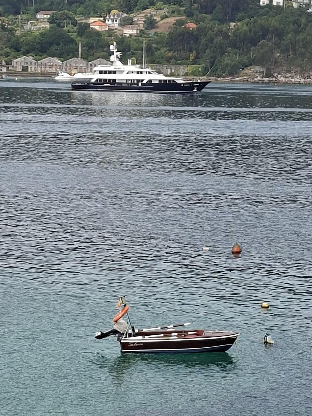 El barco fondeado esta mañana frente al muelle de Aldán.