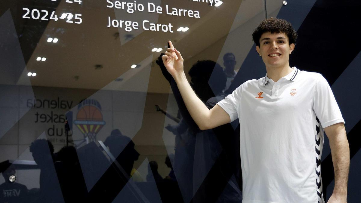 Jorge Carot señala su nombre en l'Alqueria del Basket