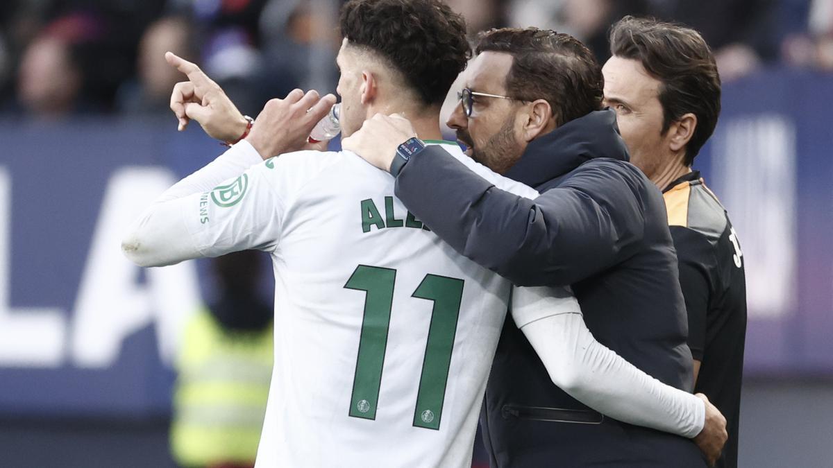 El técnico del Getafe José Bordalás charla con su centrocampista Carles Aleñá durante el partido correspondiente a la jornada 21 de LaLiga que CA Osasuna y Getafe SAD disputan este domingo en El Sadar.