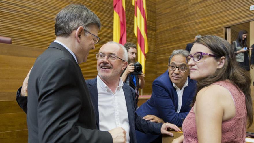 Montiel saluda a Puig, junto a Oltra y Mata, antes del inicio de una sesión de las Corts.