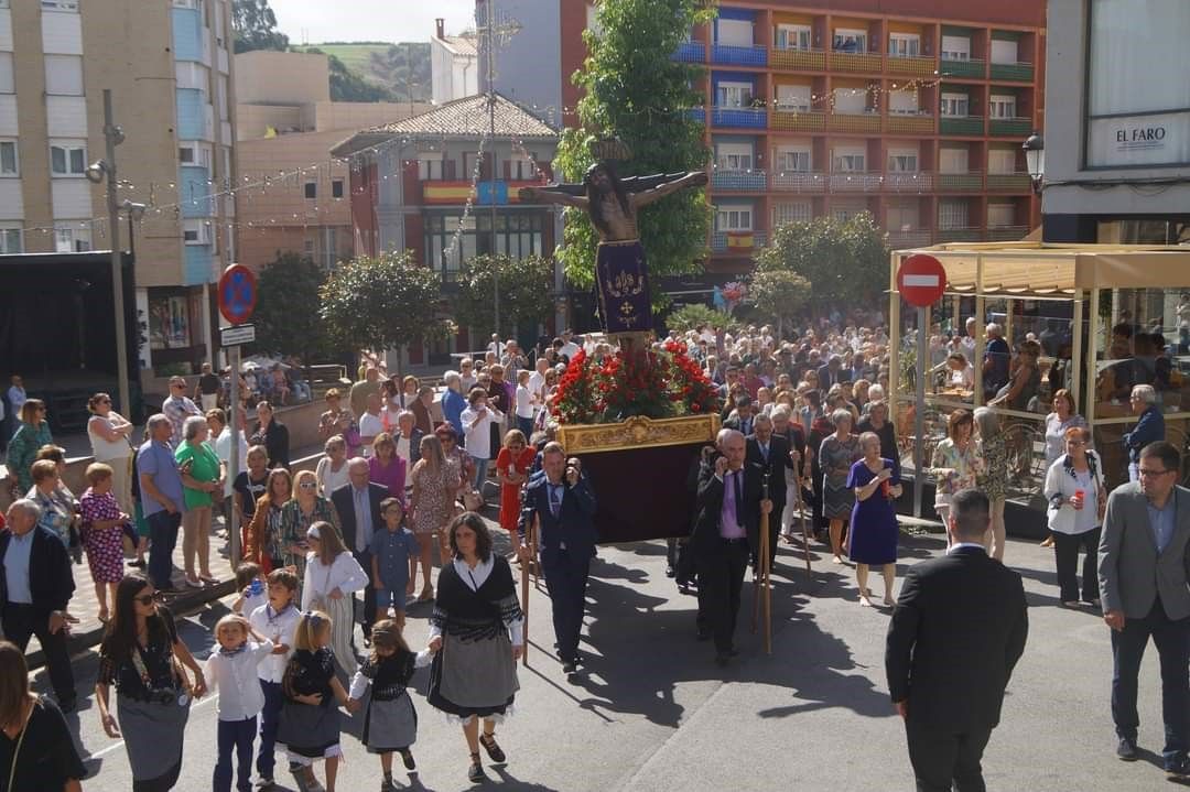 Candás vuelve a vibrar con la procesión del Cristo: así se vivió una de las citas más emblemáticas de la villa