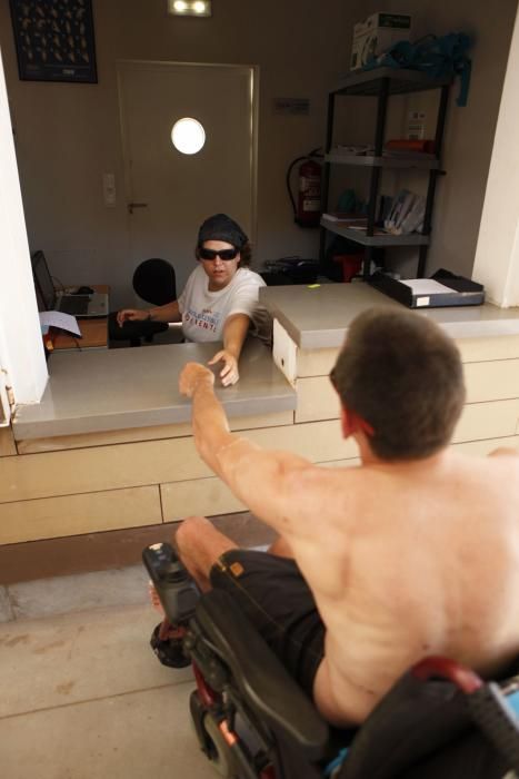 Servicio de baños en la playa de Poniente para personas con discapacidad