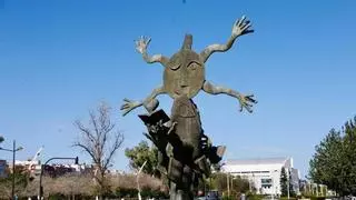 El viento rompe la gran estatua de bronce de Ripollés instalada en el Paseo de la Alameda de València