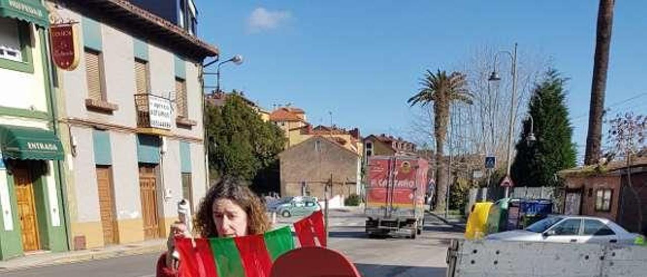 Beatriz Fernández, supervisando la colocación de la decoración, junto a los operarios municipales, ayer, a la entrada de Candás.