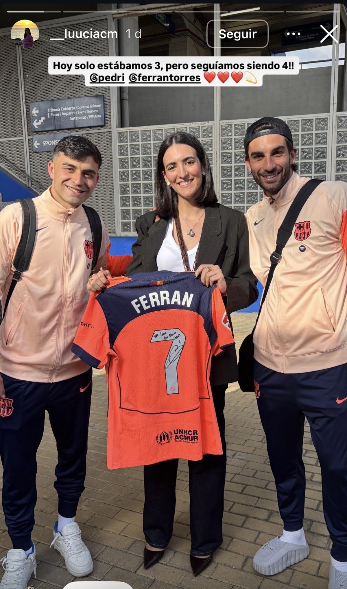Lucía, la hermana de María, con Pedri y Ferran