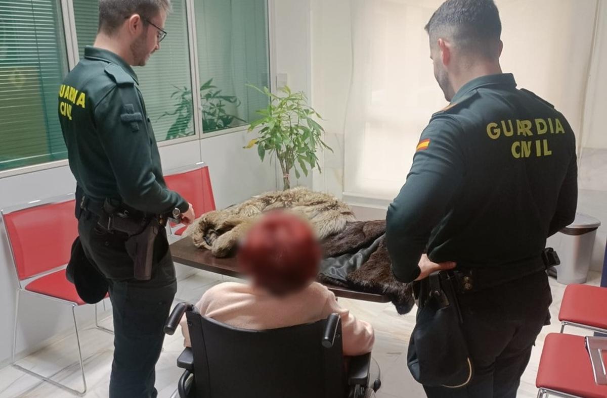 Dos agentes de Villena con la mujer estafada.