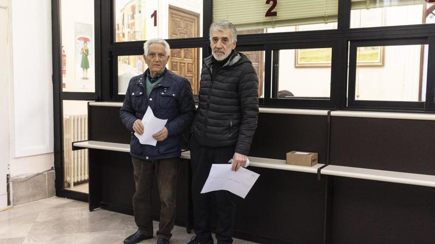 Venancio Santos y Artemio Pérez, en el archivo municipal.