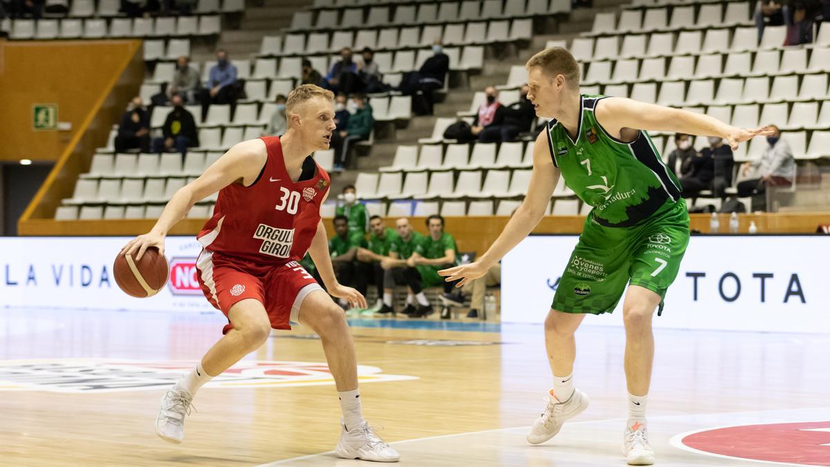 Olaf Schaftenaar es defendido por su hermano Roeland.