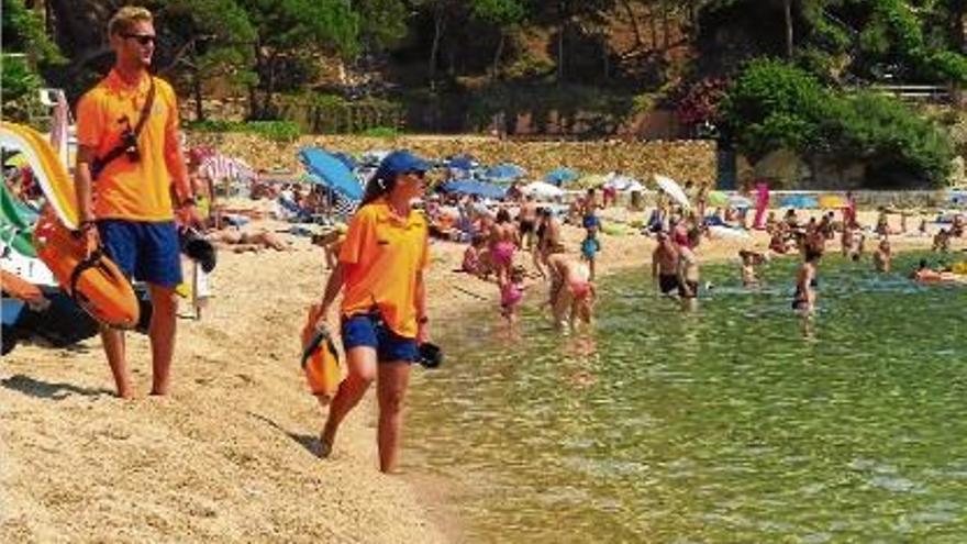 Efectius del Servei de Vigilància, Salvament i Socorrisme a la cala Bona de Blanes, un dia d&#039;aquest estiu.