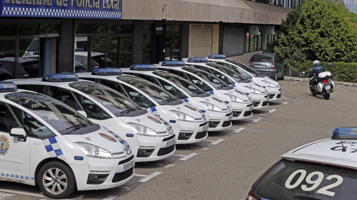 Patrullas estacionadas delante de la jefatura de la Policía Local de Vigo