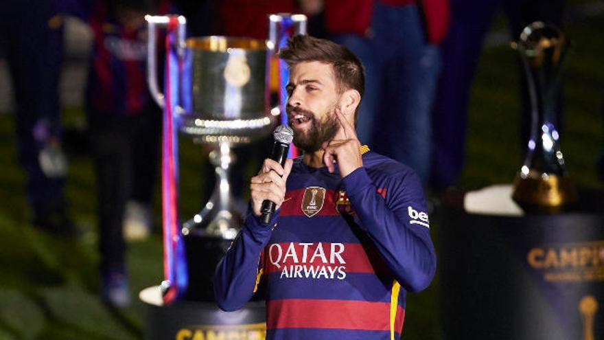 El central Gerard Piqué, ayer, junto a la Copa y el Mundialito de Clubes.