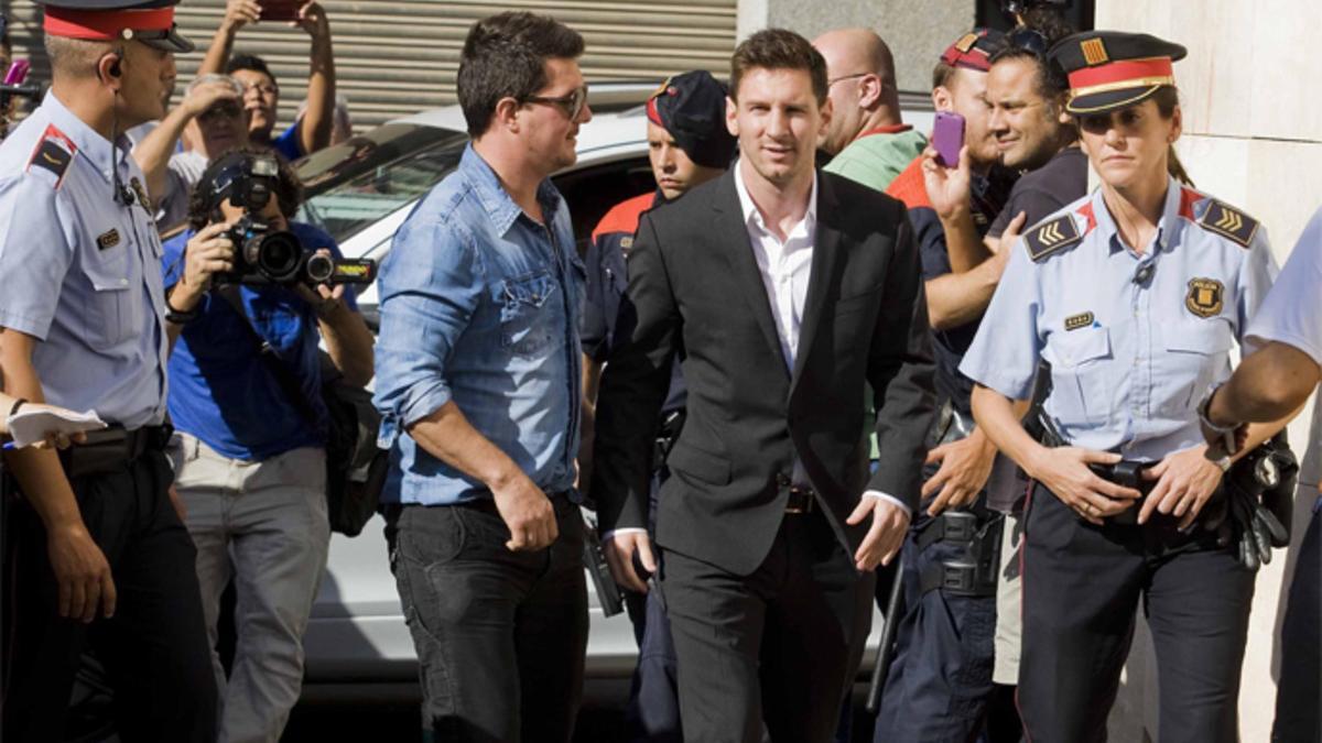 Leo Messi, acompañado de su hermano Rodrigo, en el momento de acudir a declarar en los juzgados de Gavà