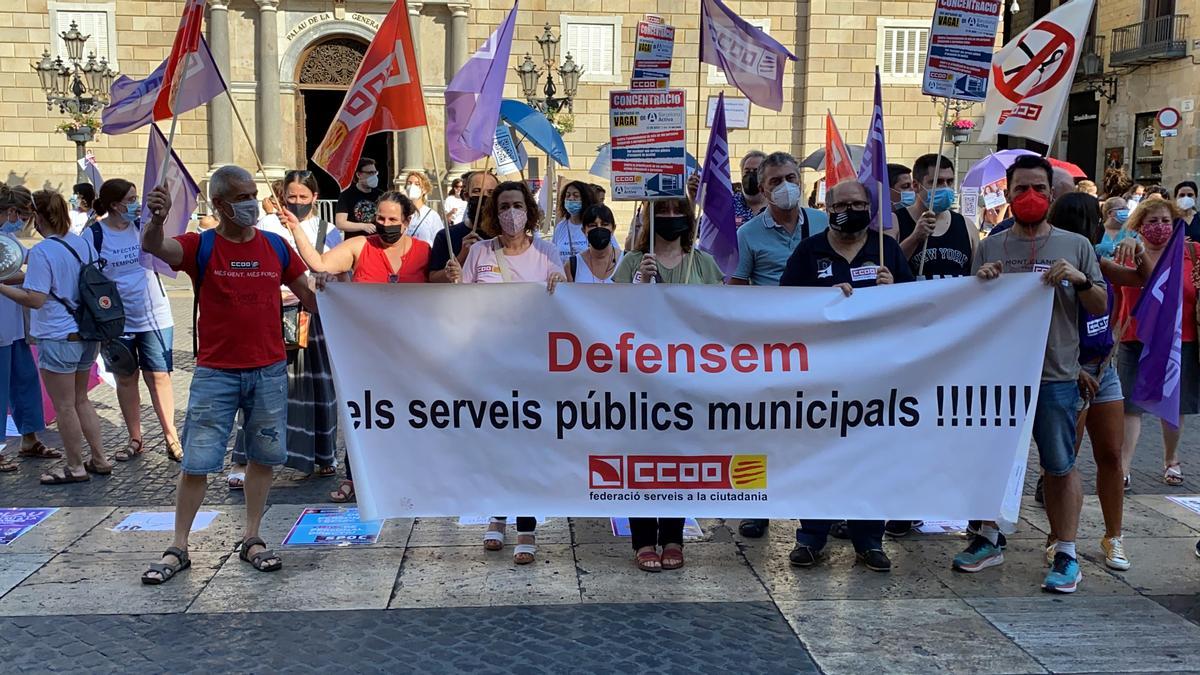 Pla general de la concentració dels treballadors de Barcelona Activa a la plaça Sant Jaume