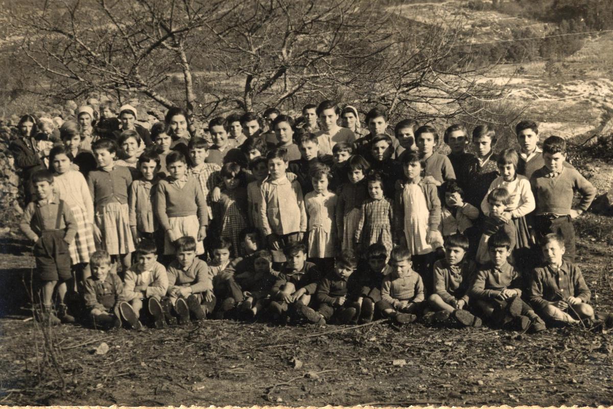 Alumnado de Donón, da mestra Concepción Crespo Rivas no curso 1959-60.