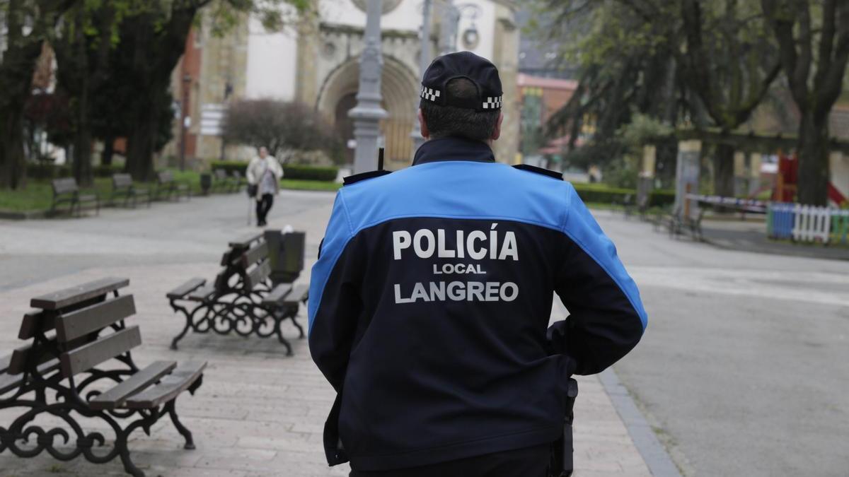 Un policía local en La Felguera.