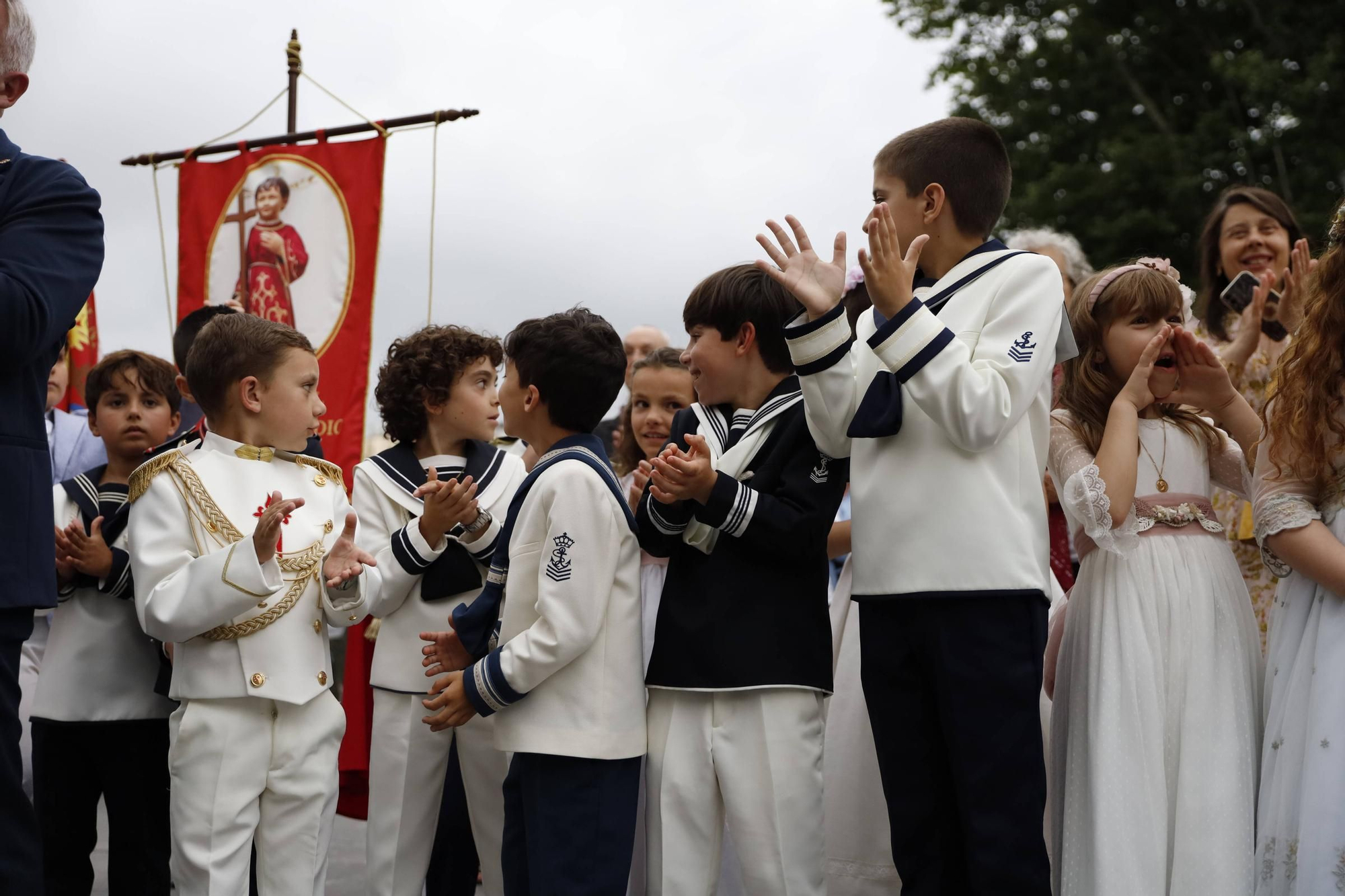 Pétalos, incienso, niños... así fue la procesión del Corpus Christi en Gijón (en imágenes)