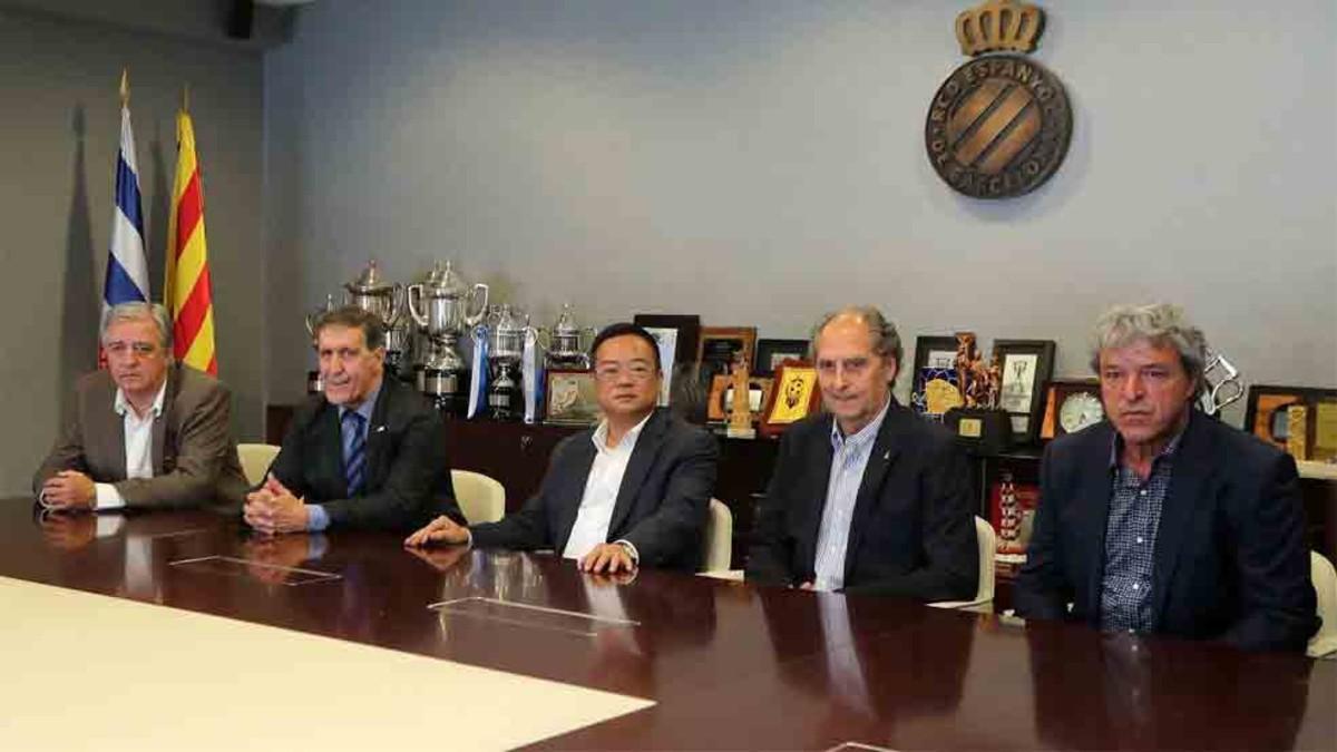 El presidente Chen Yansheng, con exjugadores