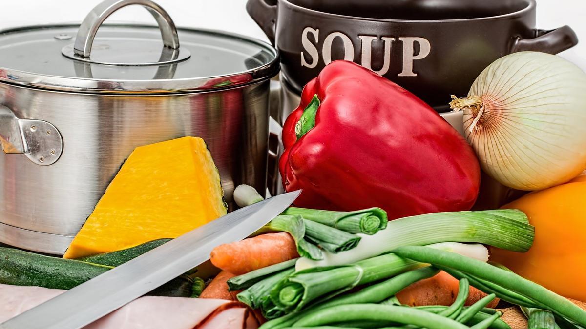 Un caldo de verduras es idóneo para cenar de forma ligera.