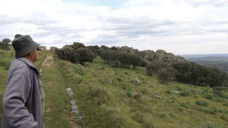 Un vecino observa el yacimiento arqueológico Las Labradas en Arrabalde, en la cumbre de la Sierra de Carpurias.