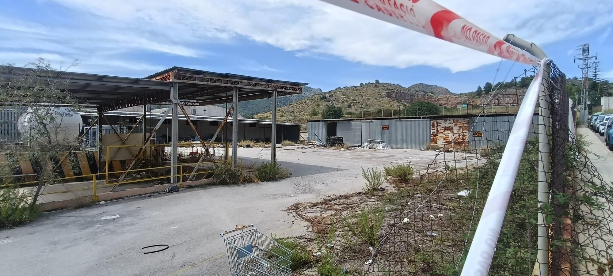 Esclarecedores imágenes del estado y los riesgos de una nave industrial abandonada en la Vall