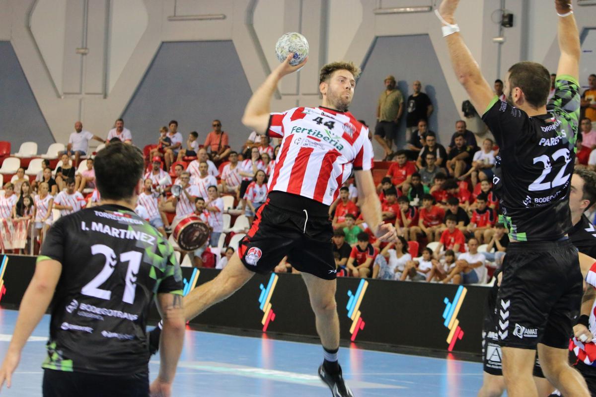 Acción del primer partido de liga frente al Torrelavega.