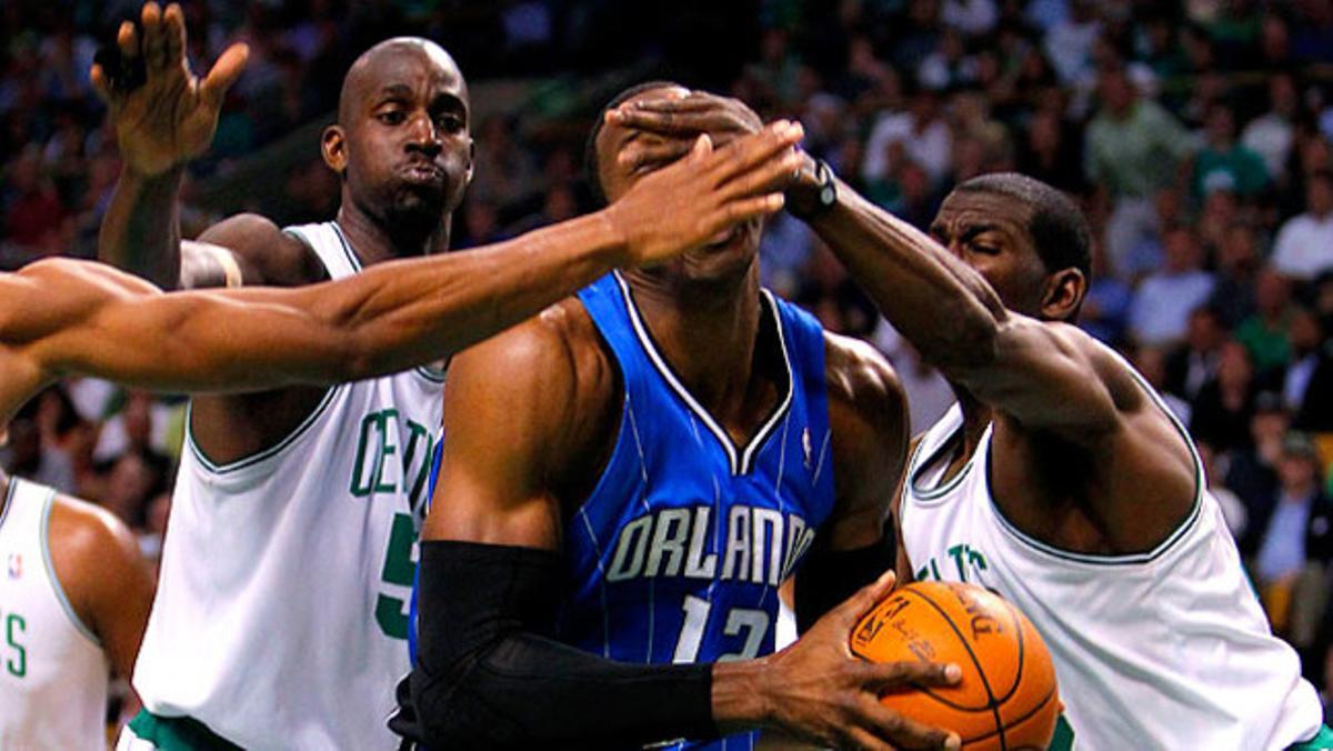 El jugador de l’Orlando Magic Dwigth Howard intenta superar la defensa del Boston Celtics durant el quart joc dels ‘play-off ’ de la Conferència Est jugat a Boston.