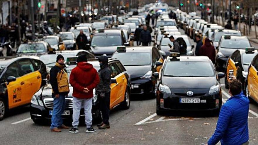Els taxistes van tornar a ocupar la Gran Via de Barcelona, ahir