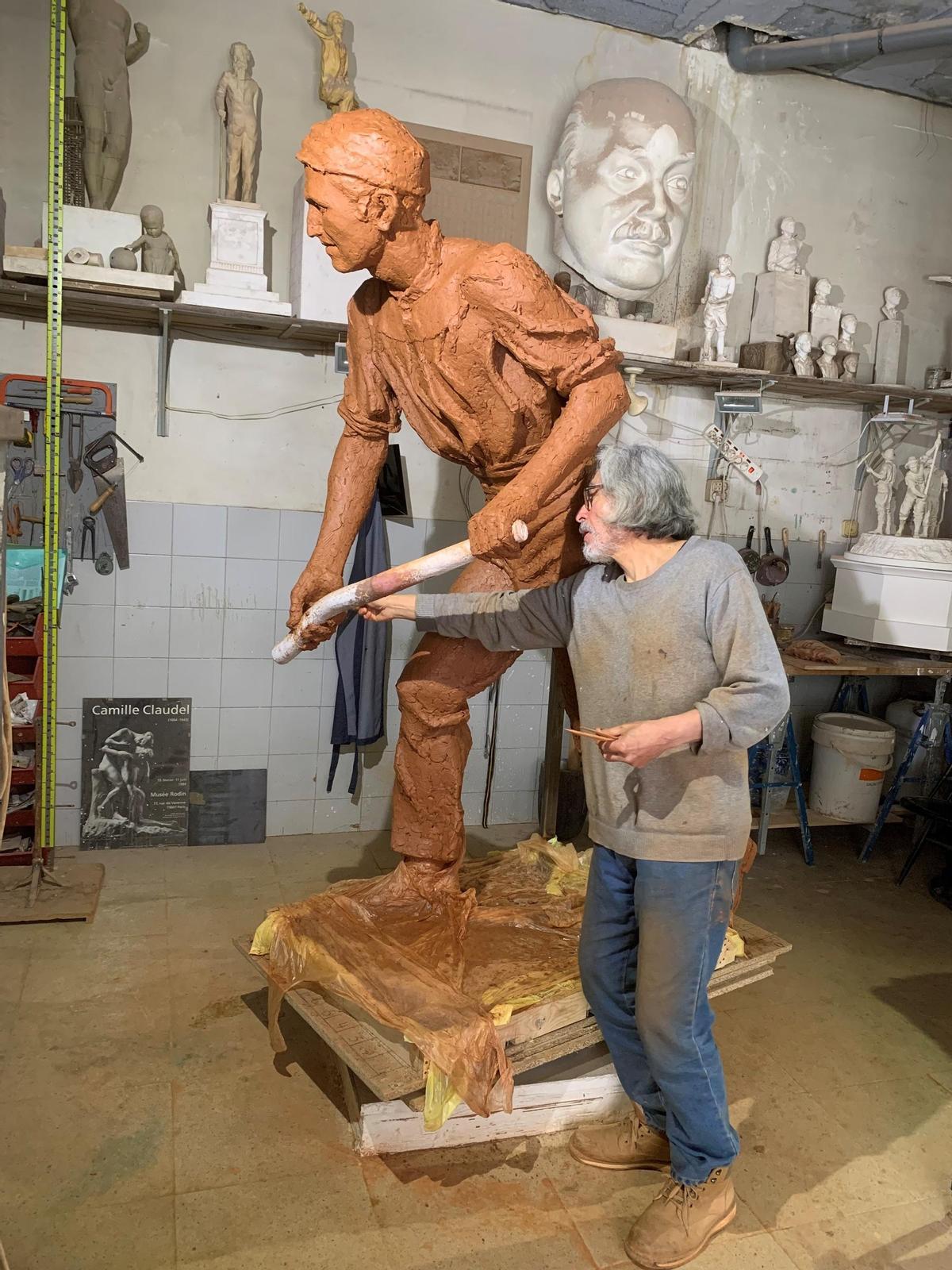 El artista Gonzalo Sánchez Mendizábal dando los últimos retoques a una de las cuatro estatuas que se instalarán el próximo mes de febrero en Ciudad de Panamá