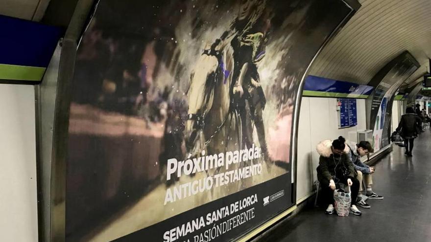 La Semana Santa de Lorca se promociona en el Metro de Madrid.