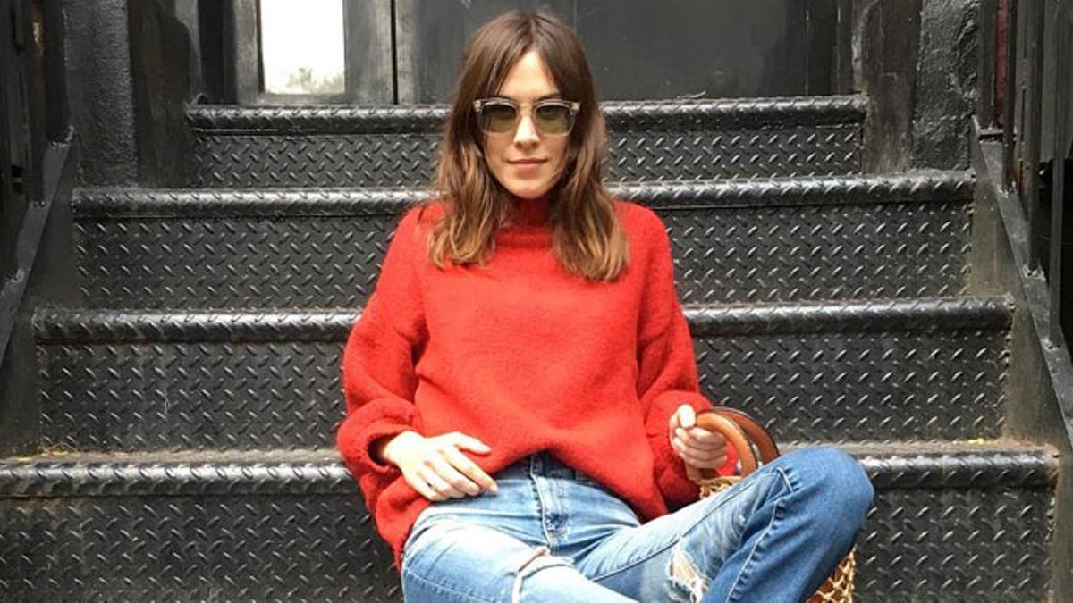 Alexa Chung con jersey rojo de Ragdoll LA y bolso de red de Staud