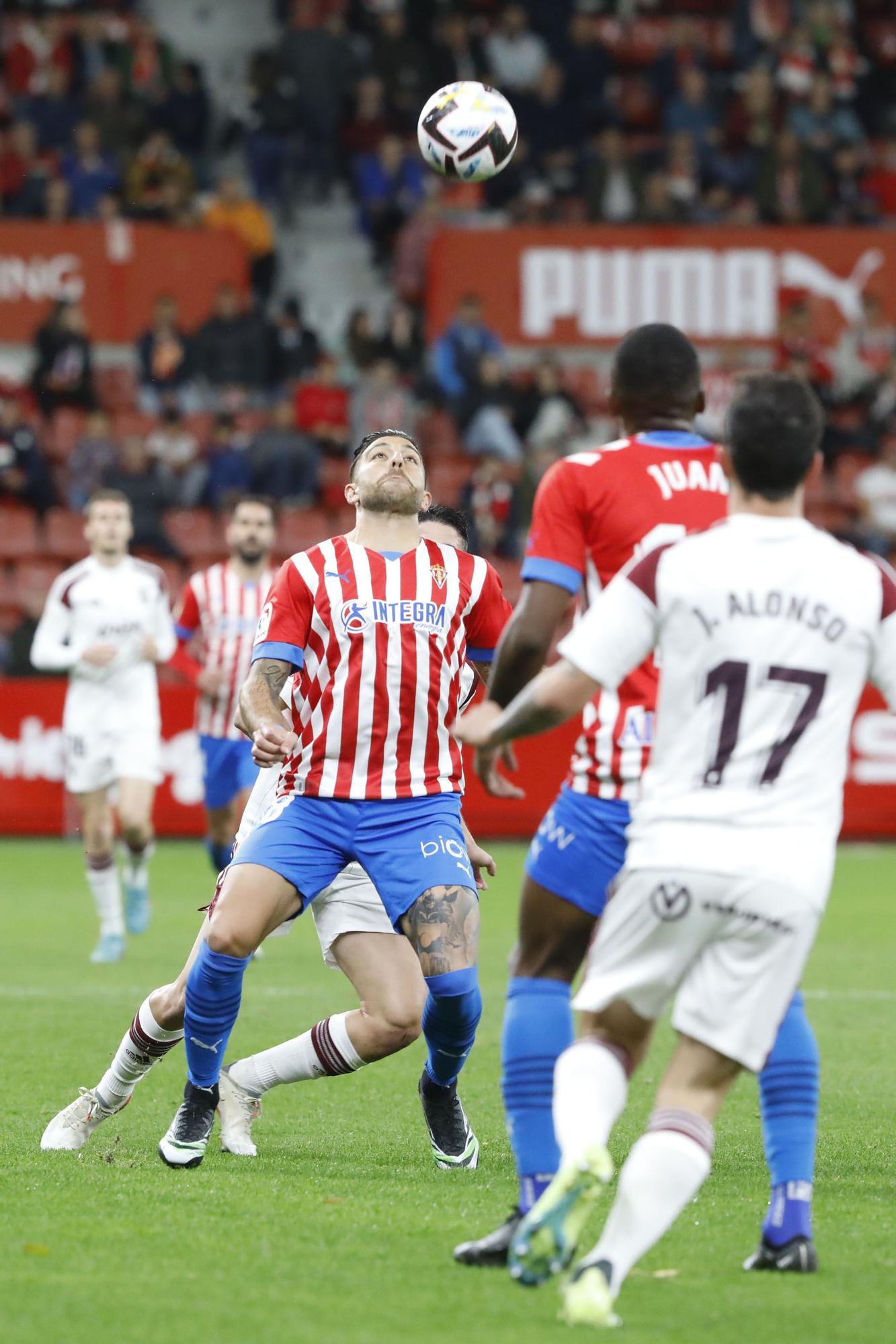 En imágenes: así fue el duelo entre Sporting y Albacete en El Molinón